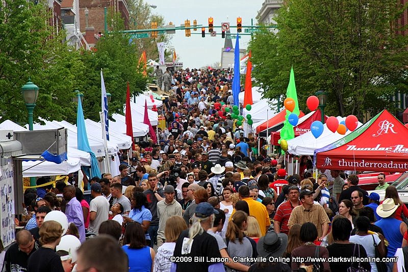 The streets are densely packed for the final day of Rivers and Spires The streets are densely packed for the final day of Rivers and spires