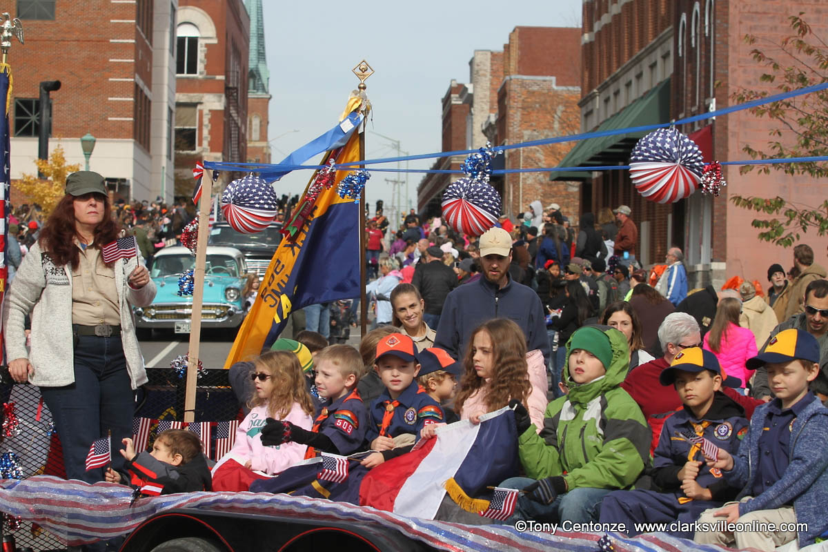 Hundreds line streets for ClarksvilleMontgomery County's annual
