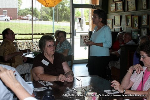 Dottie Mann addresses the tour participants during lunch at the Lovin' Spoonful Cafe