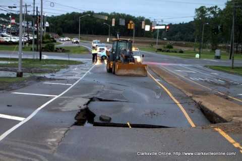 The Sinkhole that opened up on Cumberland Drive near Riverside Drive The Sinkhole that opened up on Cumberland Drive near Riverside Drive