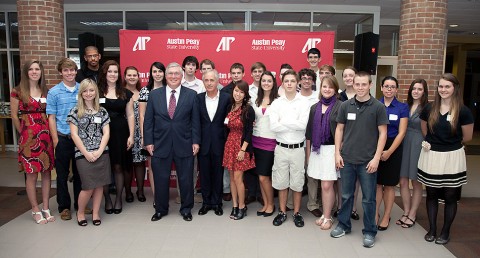APSU President Tim Hall and U.S. Sen. Bob Corker (both in front center) stand with members of APSU’s President’s Emerging Leaders Program on September 29th in Honors Commons at APSU. (Photo by Beth Liggett, University photographer)