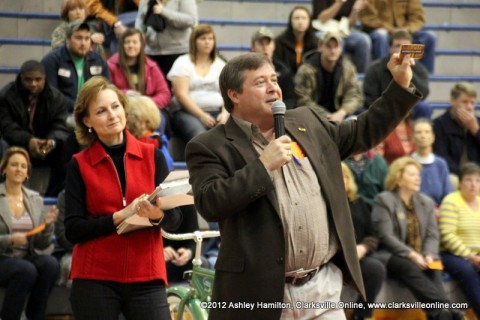 Auctioneer Neal Trice takes bids on a gift certificate for a dinner for two to the Golden Coral.