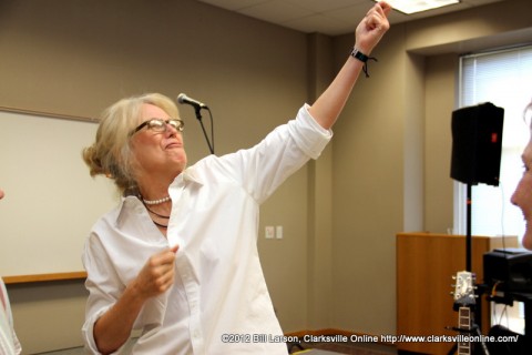 Singer Marshall Chapman emphasizing a point in her talk
