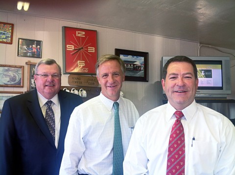 (L to R) Tennessee State Representative, Curis Johnson; Tennessee Governor, Bill Haslam; and Republican State Senate Candidate, Mark Green at Moss’ Cafe. (L to R) Tennessee State Representative, Curis Johnson; Tennessee Governor, Bill Haslam; and Republican State Senate Candidate, Mark Green at Moss’ Cafe.