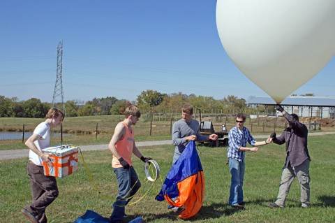 APSU students prepare to release a high altitude balloon into the stratosphere. (Photo by Charles Booth)