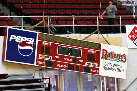 APSU removes old scoreboards from the Dunn Center/Dave Aaron Arena. (Courtesy: Austin Peay Sports Information) APSU removes old scoreboards from the Dunn Center/Dave Aaron Arena. (Courtesy: Austin Peay Sports Information)