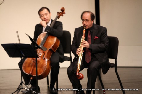 Charles Neidich demonstrates his unique instrument as Kee-Hyun Kim looks on in interest