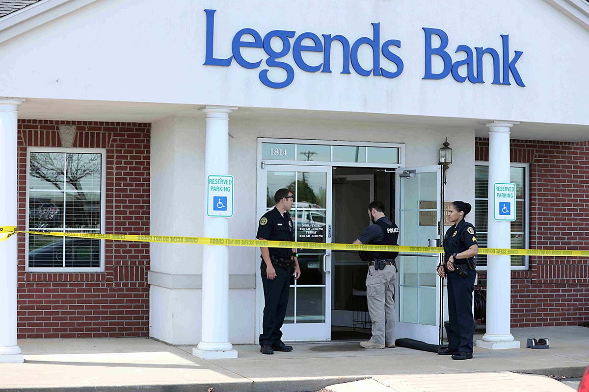 Clarksville Police respond to Robbery at Legends Bank Clarksville, TN