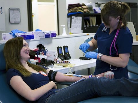 Red Cross collections staff member Andrea Farnes chats with whole blood donor Kaisha Walker. (Amanda Romney/American Red Cross)