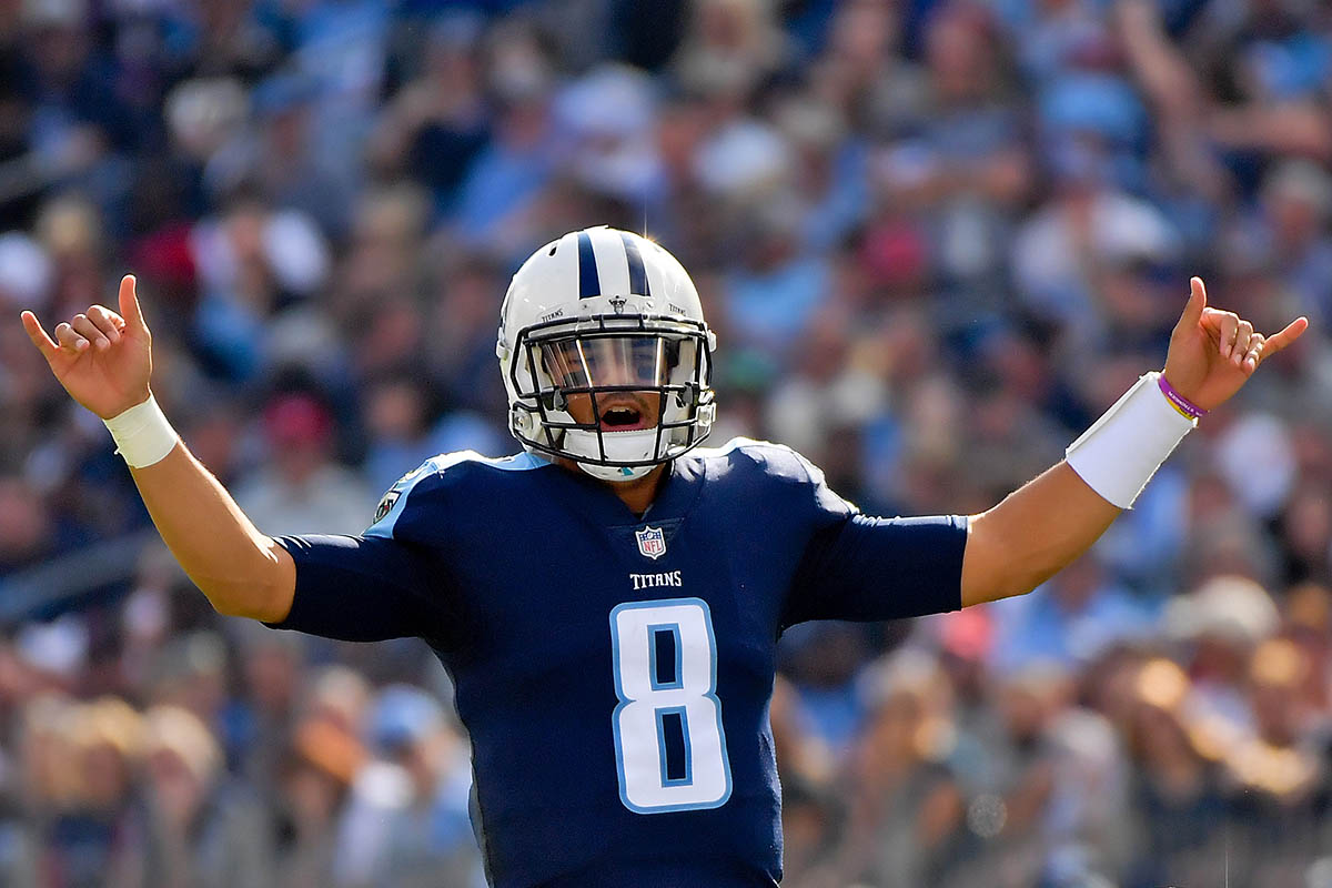 Tennessee Titans quarterback Marcus Mariota (8) signals from the line