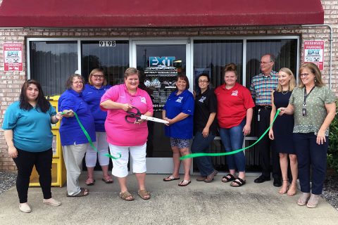 (L to R) Vivian Bennardo, Rhonda Knight, Michaela Griffis, Amanda Griffis, Wanda Sivis, Stacy Morrison, Makenzie Griffis, Bill Harpel, Heather Fleming, Rose Melton.