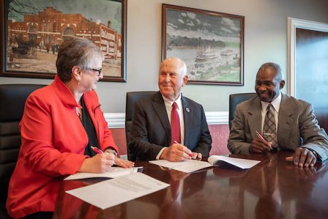 Austin Peay President Alisa White, Billy Atkins and APSU Vice President Ronald Bailey sign paperwork to create the new scholarship. (APSU)