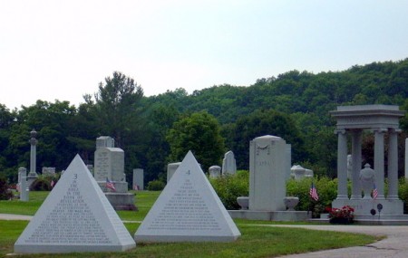 g-two-pyramids-landscape