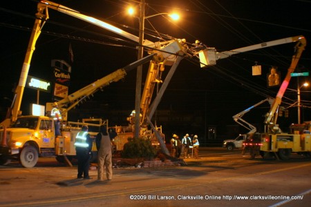 Pike Electric, a CDE pole maintainence contractor, works to replace destroyed Madison Street utility pole.