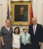 Governor Phil Bredesen with Jeanne Hardin and her two art students, Chihye Kim and Zeth Akins
