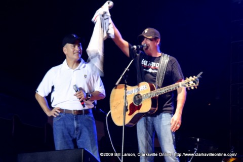 Maj. Gen. John F. Campbell receives a customized tour shirt from John Rich