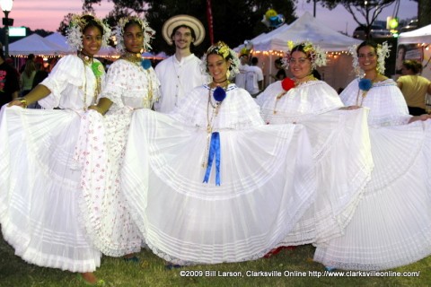 The colorful Ballet Folklorico Viva Panama dancers