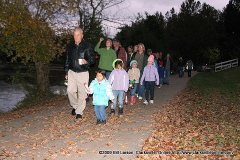 One of the many tour groups heading to the cave