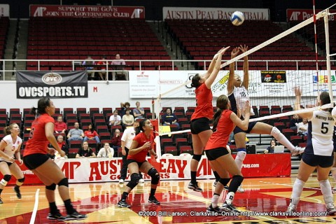 The APSU Lady Govs playing the  Murray State Racers