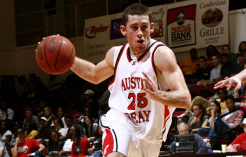 Anthony Campbell drives up court (Lois Jones/Austin Peay)