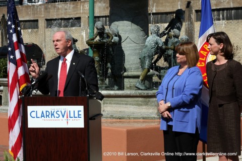 Mayor Piper announces he will not be running for re-election as his wife Donita and daughter Heather look on