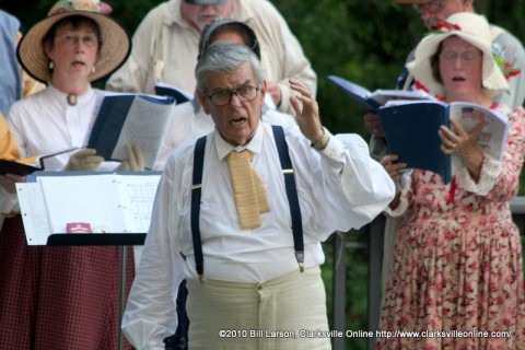 Leading the audience in Amazing Grace Leading the audience in Amazing Grace