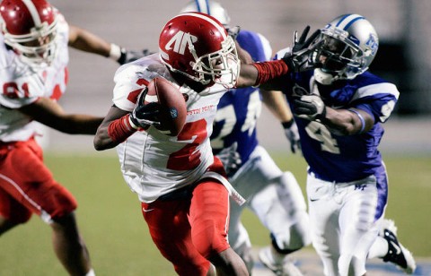 Jeremy Ross returns a fumble for a touchdown. ( Courtesy: Keith Dorris/Dorris Photography )