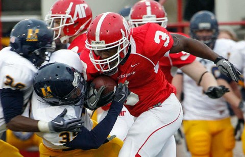 Terrence Holt rushing againest the Racers. (Courtesy: Robert Smith/The Leaf-Chronicle)