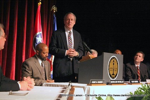 Judge Ross Hicks introducing Judge Robert W. Wedemeyer of the Tennessee Court of Criminal Appeals