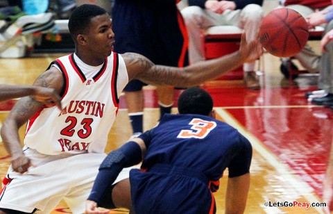 Junior forward Josh Terry dishes against UT Martin as the Governors rolled to an 82-53 victory. (Photo Courtesy: Robert Smith/The Leaf-Chronicle)