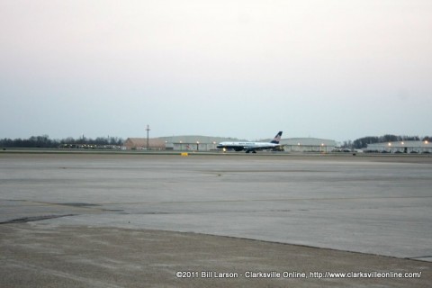 The plane arrives The plane arrives