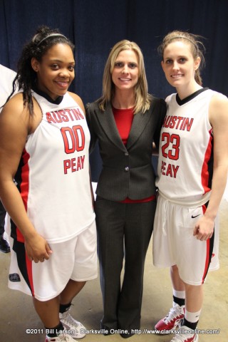 (L-R) Jasmine Rayner, Lady Govs Head Coach Carrie Daniels and Brooke Faulkner.