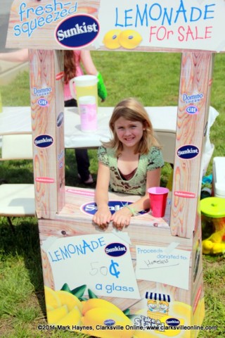 Yuriko Wofford selling lemonade to help the homeless.