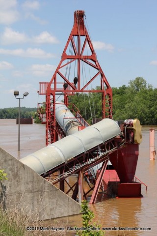 The equipment used to load synthetic material onto barges.