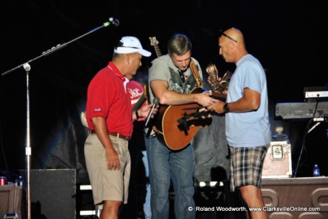 Major General  John F. Campbell and Command Sergeant Major present gifts to Darryl Worley