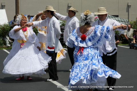 Ballet Folklorico Viva Panama dancers at the International Festival.