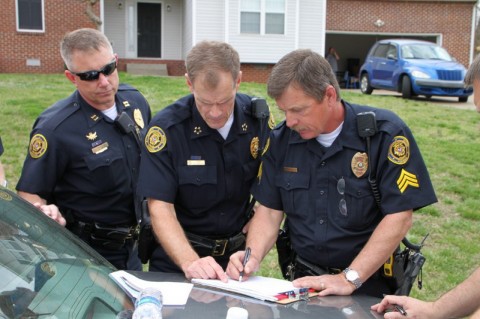 Clarksville Police Chief Al Ainsley discussing strategy with his staff at the standoff