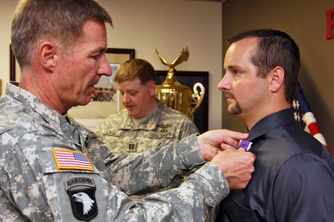 Major General James C. McConville pins the Purple Heart medal to retired 101st Airborne Division Staff Sgt. Travis Keeran.