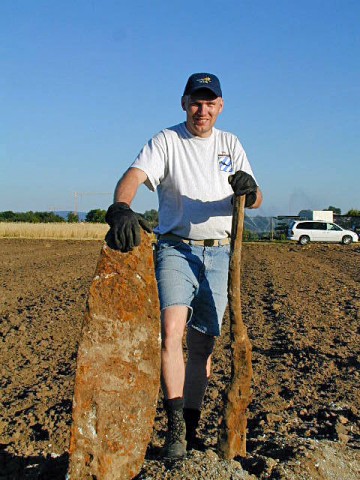 Sgt. 1st Class Danny I. P. Keay, a counterintelligence non-commissioned officer with 1st Brigade Combat Team, 101st Airborne Division, poses with a P-47 Thunderbolt propeller blade and a .50-Caliber Browning Machine Gun, both found at Maj. Chester Slingerlands crash site September 2003, in Griesheim, Germany. (Photo courtesy Sgt. 1st Class Danny I. P. Keay)