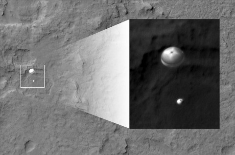 Curiosity and its parachute are in the center of the white box; the inset image is a cutout of the rover stretched to avoid saturation. (Image credit: NASA/JPL-Caltech/Univ. of Arizona)