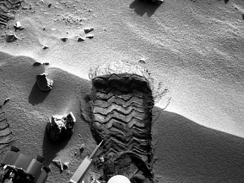 NASA's Mars rover Curiosity cut a wheel scuff mark into a wind-formed ripple at the "Rocknest" site to give researchers a better opportunity to examine the particle-size distribution of the material forming the ripple. (Image Credit: NASA/JPL-Caltech)