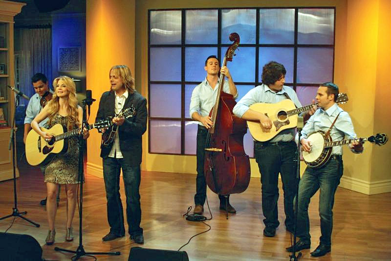 The Roys and band perform "Still Standing"