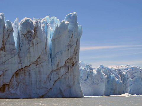 Calving front of the Perito Moreno Glacier (Argentina). Contrary to the majority of the glaciers from the southern Patagonian ice field, the Perito Moreno Glacier is currently stable. It is also one of the most visited glaciers in the world. (Credit: Etienne Berthier, Université de Toulouse)