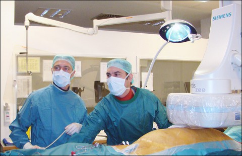 Dr. Sergio Richter and Dr. Michael Doering during implantation procedure. (Heart Center Leipzig)