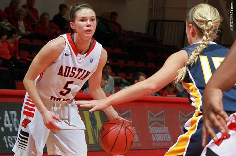 Austin Peay Senior Nicole Olszewski handed out a career-high eight assists along with 20 points in the Lady Govs victory against Murray State, Thursday night. (Brittney Sparn/APSU Sports Information) Austin Peay Senior Nicole Olszewski handed out a career-high eight assists along with 20 points in the Lady Govs victory against Murray State, Thursday night. (Brittney Sparn/APSU Sports Information)