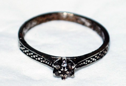 A picture of the ring found near the burned body.