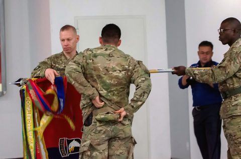 Col. Brett Sylvia, the commander of 2nd Brigade 101st Airborne Division (Air Assault), “Task Force Strike,” and Command Sgt. Maj. Jeremy Gebhardt, the senior noncommissioned officer for 2nd Battalion, 506th Infantry Regiment, 2nd BCT, uncase the Strike Brigade’s colors during their transfer of authority ceremony in Erbil, Iraq, May 17th, 2016. (Staff Sgt. Peter Berardi, 205th Press Camp Headquarters)