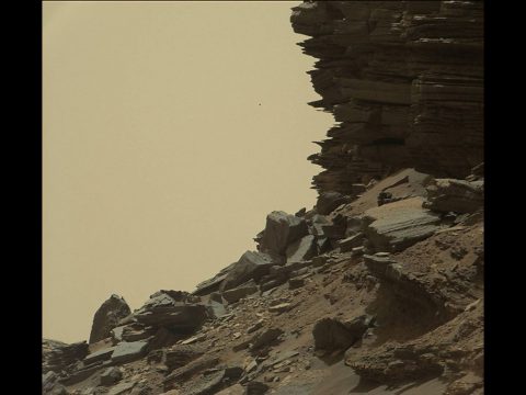 This view from Curiosity shows a dramatic hillside outcrop with sandstone layers that scientists refer to as "cross-bedding." (NASA/JPL-Caltech/MSSS)