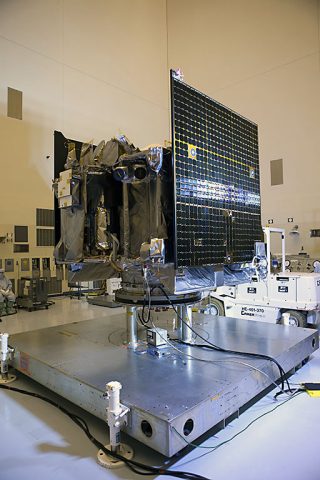 Inside the Payload Hazardous Servicing Facility, illumination testing is underway Aug. 5 on the power-producing solar arrays of the OSIRIS-REx spacecraft. (NASA/Cory Huston)