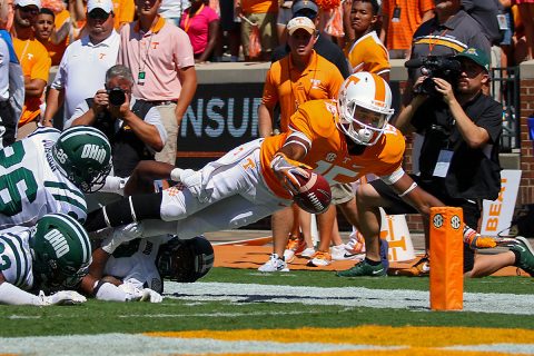 Tennessee Volunteers wide receiver Jauan Jennings (15) dives for garage against the Ohio Bobcats during the first half at Neyland Stadium. (Randy Sartin-USA TODAY Sports)